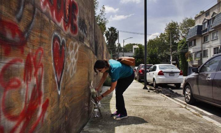 "Me da tristeza porque otros años hubo más arreglos, se va olvidando", afirma voluntaria del Rébsamen