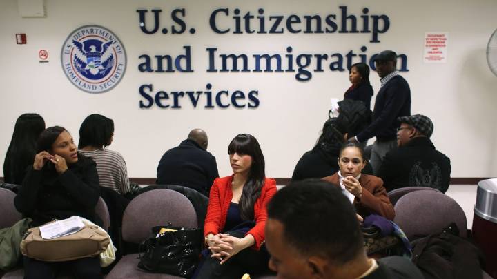 Director de USCIS detalla posibles cambios a examen de ciudadanía