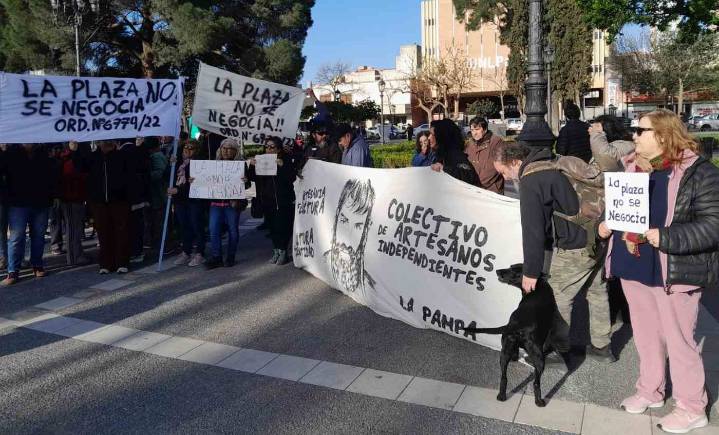 El 4 y 5 hay feria en las vías del ferrocarril de Santa Rosa, pero un grupo no se quiere ir de la plaza