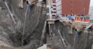 VIDEOS¬ Derrumbe de túnel abre la tierra en Bangkok; deja socavón de 50 metros