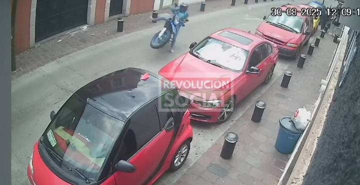Chavo provoca accidente en centro de Morelia al hacer "caballitos"; huyó