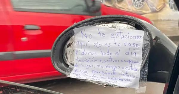 Fotos: Vecinos apartan lugares en Alamitos y cobran por estacionarse