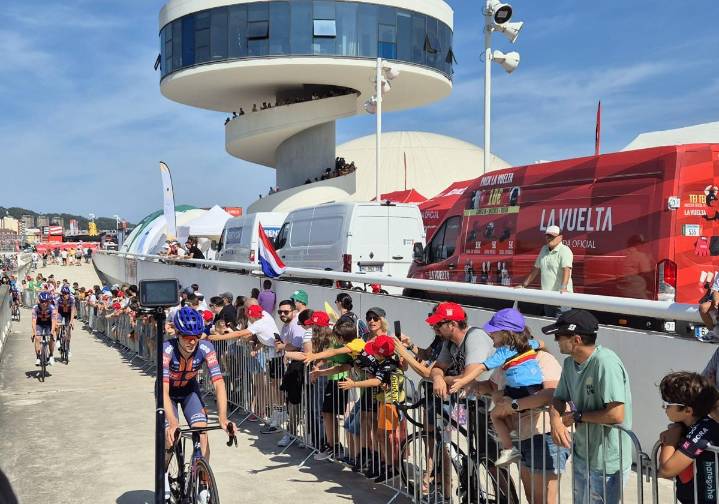 La Vuelta, lista para arrancar en Avilés entre banderas palestinas