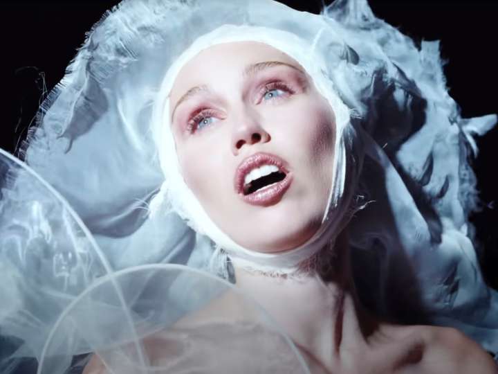 “Ofrenda de paz”: Miley Cyrus se sinceró sobre su nueva canción y la relación con su padre