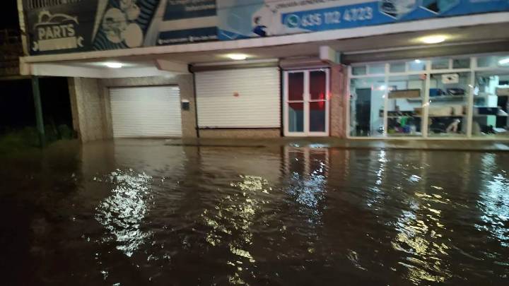 Fuertes lluvias en el municipio de Cuauhtémoc dejan calles inundadas