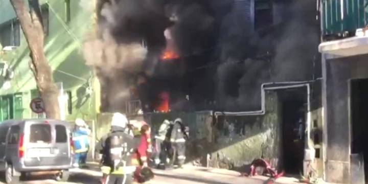 Feroz incendio en un conventillo de La Boca donde vivían 13 familias: hay al menos un muerto