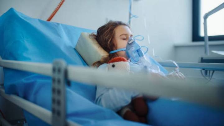 Niña de 4 años es diagnosticada con derrame cerebral después de que su padre la dejará caer, estaba borracho