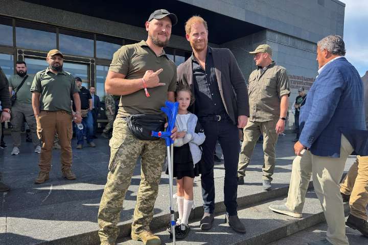Prince Harry makes surprise visit to Ukraine to support wounded troops