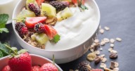 Los beneficios del yogur griego, el superalimento que aporta proteína, saciedad y salud digestiva
