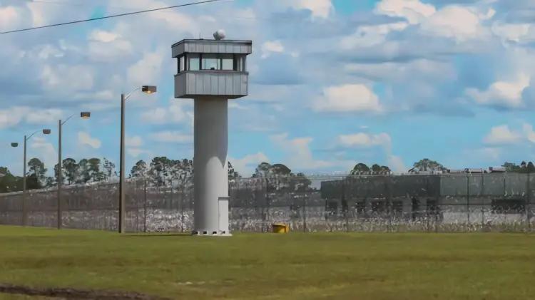 Florida abre nuevo centro de detención migratoria en prisión reconvertida