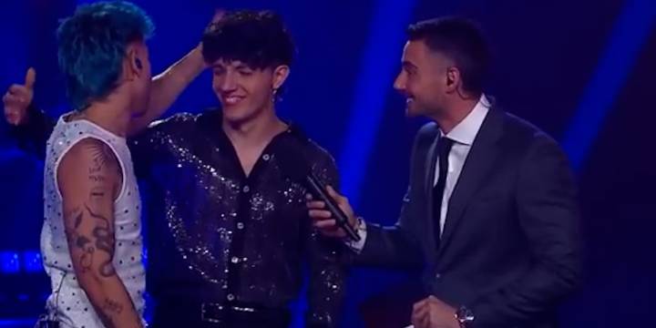 Luck Ra sorprendió a un participante con un regalo inesperado en La Voz Argentina: “Te puede ayudar mucho”