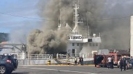 Arde un buque de 50 metros de eslora en el puerto de Ribeira
