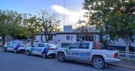 Heroico rescate en Roca: un policía entró a una casa en llamas y salvó a una mujer que estaba atrapada