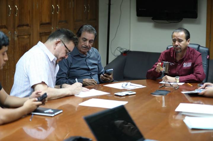 Regidores apoyan a estudiantes que participan en competencias en otras partes...