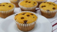 Con 1 kg de harina hacé más de 30 muffins de chocolate y dulce de leche súper económicos, ideales para freezar o vender