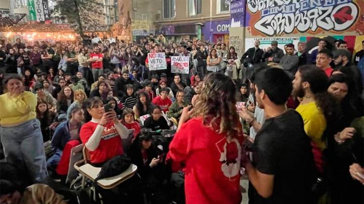 Estudiantes de la UBA tomaron la Facultad de Filosofía y Letras en protesta contra el veto de Milei