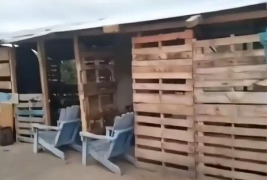 Niños de El Pescadero estudian en aulas de lona y madera