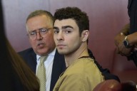 Caso Luigi Mangione. Desestiman los cargos de terrorismo contra el acusado del crimen del CEO en Nueva York