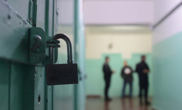 Fue condenado por abusar de una niña y le impiden salir de la cárcel