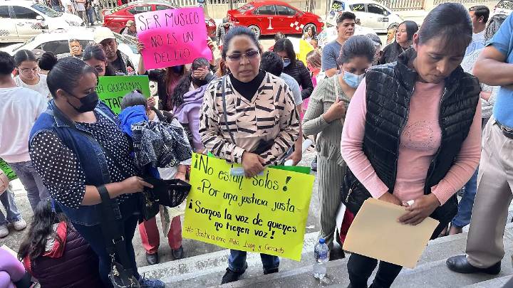 Con banda y bloqueos, familiares de músicos detenidos protestan en los Juzgados de Toluca