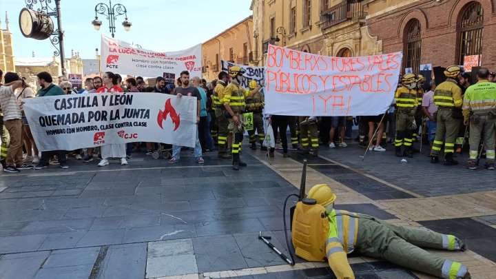Más de mil personas apoyan en León a los bomberos forestales y exigen condiciones "dignas"