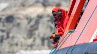 Un cayuco con 64 personas llega al puerto de La Restinga en El Hierro