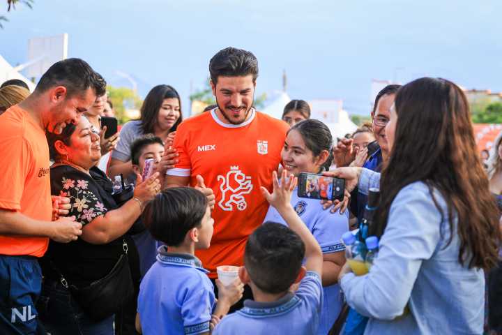Entrega Samuel útiles en escuelas de tiempo completo