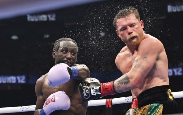 Sorprende Crawford a Canelo y le arrebata los títulos