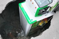 Camión repartidor fue devorado por socavón en la CDMX