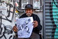 El señor Germán dibuja para ganarse la vida y regresar con su familia