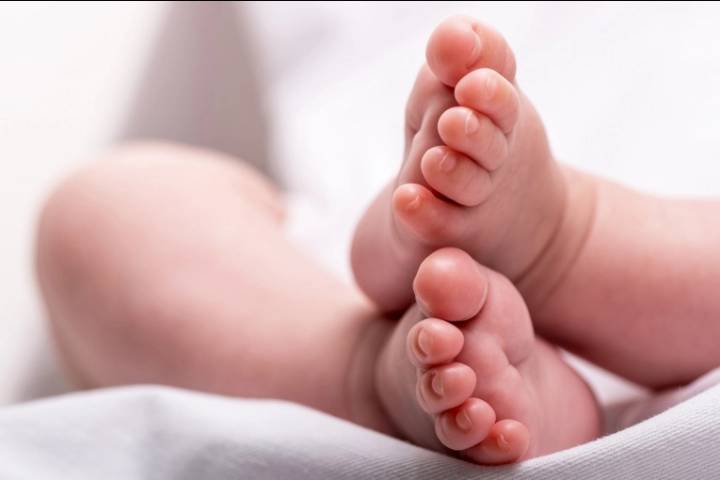 Bebé concebido por subrogación fue abandonado y buscan familia que lo adopte