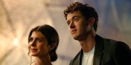 ‘People We Meet on Vacation’ Teaser Trailer Displays Tom Blyth & Emily Bader’s Chemistry as Alex & Poppy – Watch Now! | Alan Ruck, Alice Lee, Emily Bader, Jameela Jamil, Lucien Laviscount, Lukas Gage,