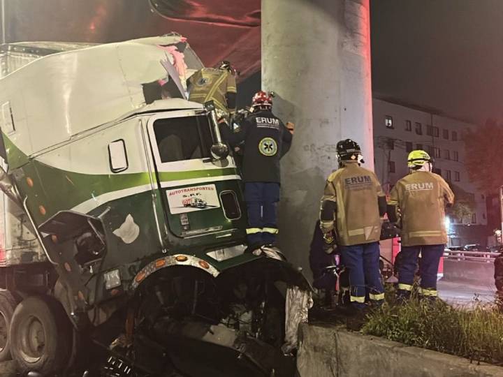 Accidente en Línea B del Metro; conductor queda prensado