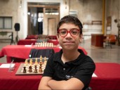 Faustino Oro le puso un moño a su primer gran golpe como ajedrecista top: hizo tablas con el legendario Julio Granda y se coronó campeón invicto