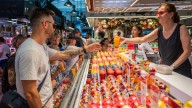 La Boqueria intenta frenar la venta de zumos, paellas y brochetas que tanto gustan a los turistas