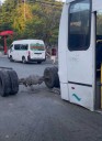 MENUDO SUSTO: Camión pierde llantas traseras en plena ruta en la colonia Nicte