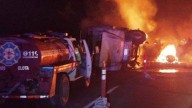 Vuelca e incendia torton cargado de chiles en la Mazatlán