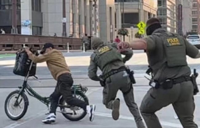 VIDEO: Repartidor en bicicleta evade a diez agentes de ICE en Chicago
