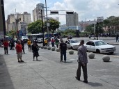 Milicianos blindan Miraflores mientras caraqueños evaden rumores de “invasión”
