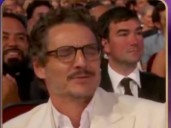 VIDEO: Así fue el momento incómodo de Pedro Pascal en los Emmys 2025 que terminó robándose la noche