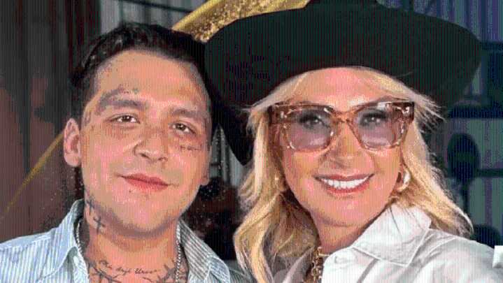 Adela Micha exhibe el acuerdo con Nodal previo a entrevista; defiende a Ángela Aguilar