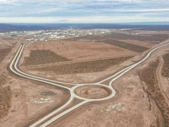 Con la motosierra sobre la obra pública, las petroleras financian rutas y trenes para Vaca Muerta