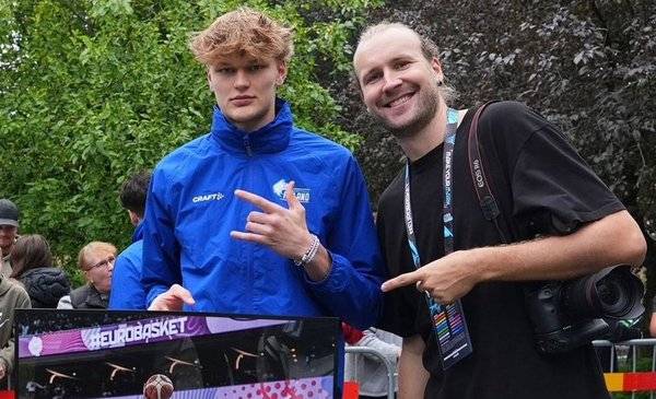 La volcada más espectaular del Eurobasket: lo fotografiaron y le regalaron el póster