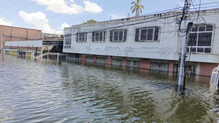 Crecida del río Orinoco paraliza actividades comerciales y residenciales en Ciudad Bolívar