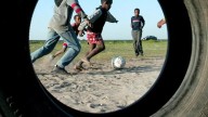 Horror en Sudáfrica: acusan a un menor de drogar a siete niñas y entregarlas a un hombre armado que las violó