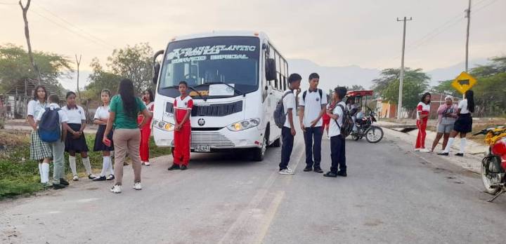 Estudiantes bloquean vía rural en Fonseca exigiendo transporte escolar para sus comunidades