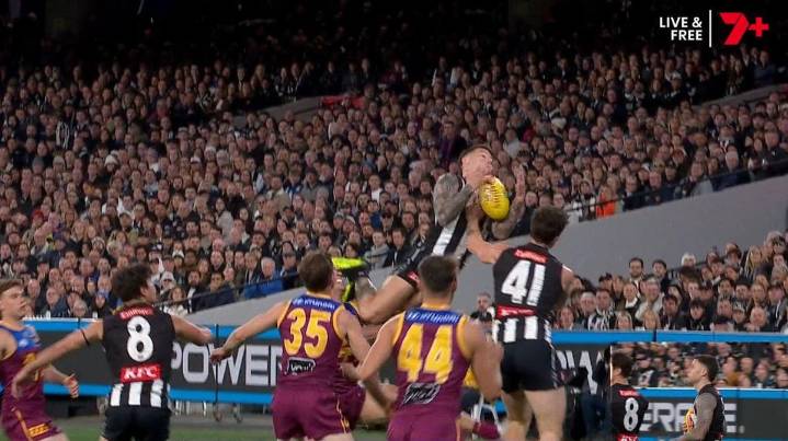 ‘Nonsense’ rule in spotlight again with Jamie Elliott’s hanger ineligible for mark of the year