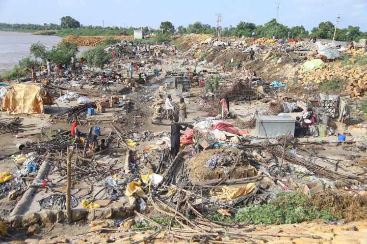 Al menos 8 muertos tras naufragar un barco de rescate en una zona inundada en Pakistán