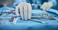 “El honor de quedarse”: enaltecen a médicos que ejercen en la isla
