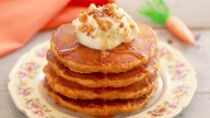 Con esa zanahoria medio viejita que te quedó en la heladera, hacete estos pancakes súper fáciles para el desayuno
